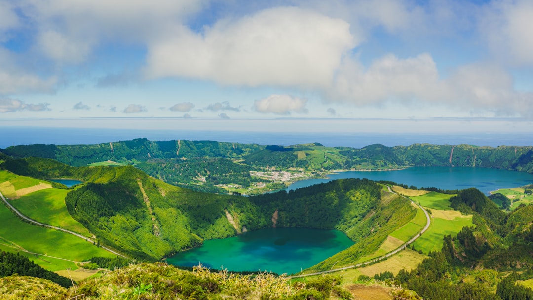 Lacs de cratères volcaniques verts des Açores avec l'océan Atlantique en arrière-plan