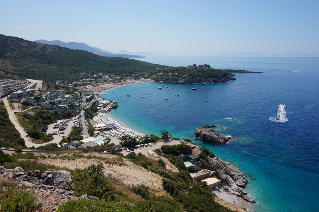 Plage de Jale vue en hauteur sur la côte albanaise, en été