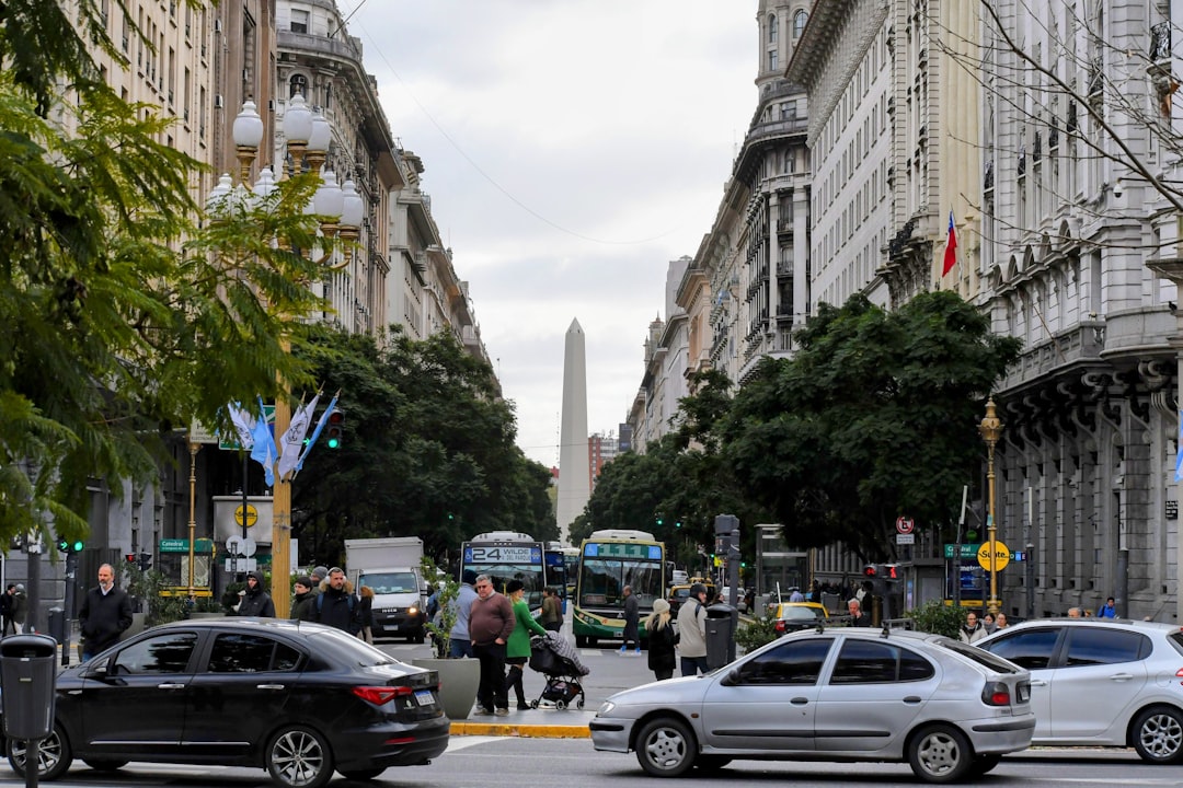 L'Obélisque de Buenos Aires au centre de l'avenue 9 de Julio, en Argentine