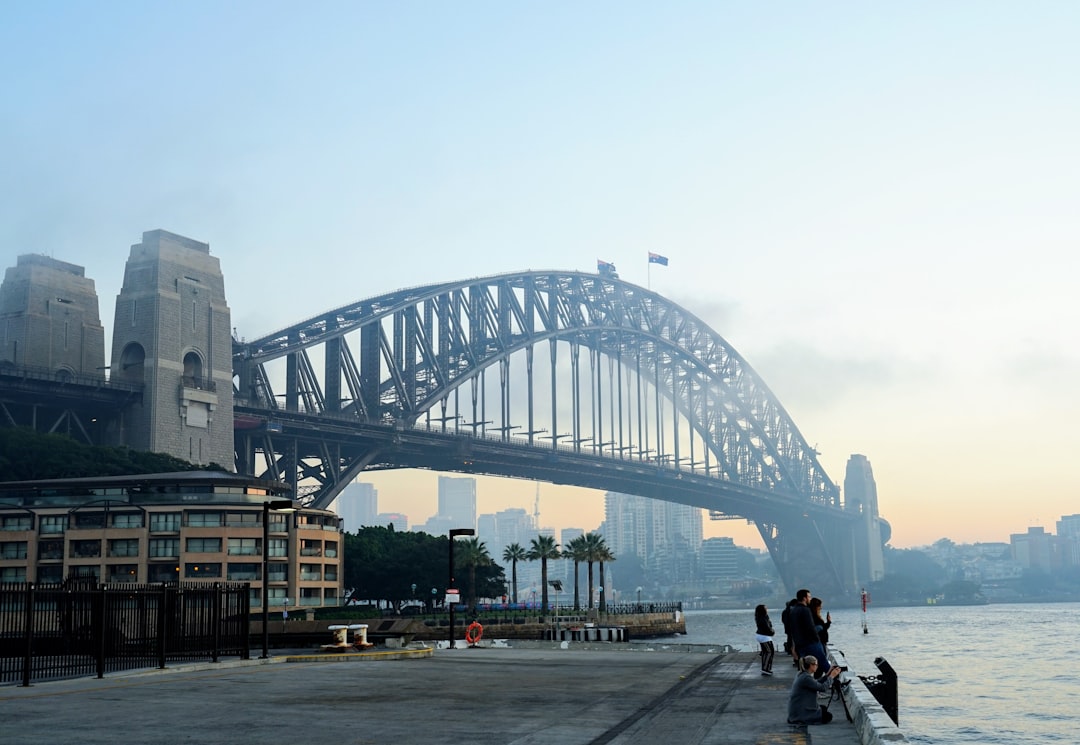 Le Sydney Harbour Bridge surplombant le port de Sydney, Australie