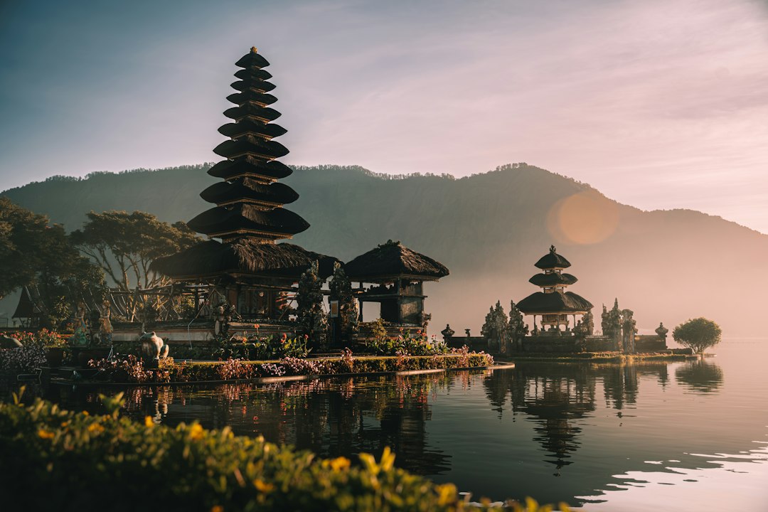 Temple Pura Ulun Danu Bratan sur un lac à Bali, en fin de journée