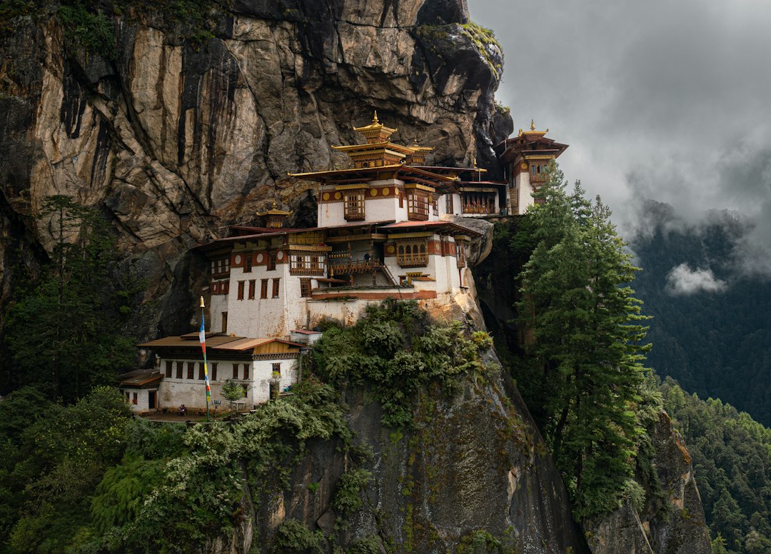 Monastère bouddhiste perché sur une falaise montagneuse au Bhoutan