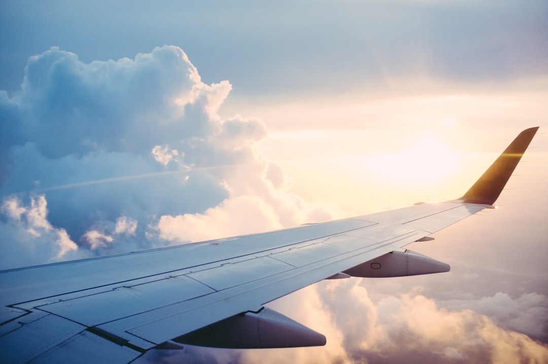 Vue aérienne d'un avion de ligne en croisière, symbole du transport aérien et de son empreinte carbone