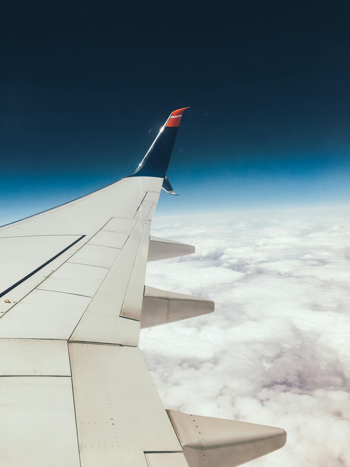 Aile d avion en vol au-dessus des nuages - billets Turkish Airlines moins chers