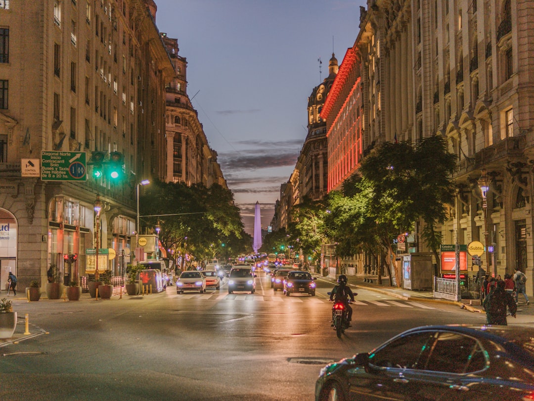 Rue pavée de Buenos Aires avec des immeubles colorés et une atmosphère de quartier typique de la ville