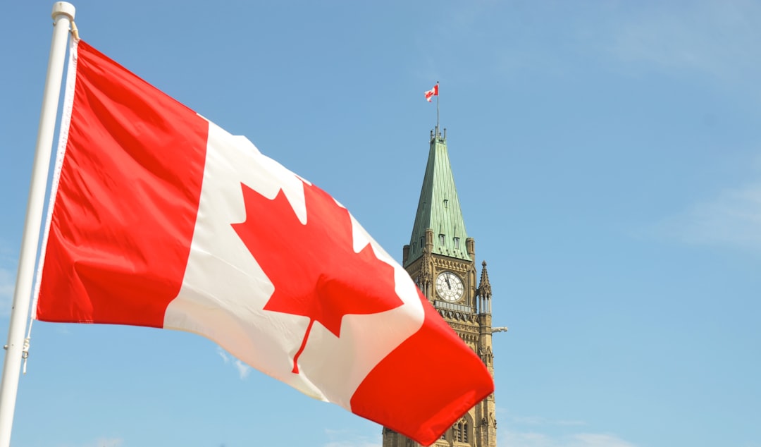 Drapeau canadien flottant devant le Parlement d'Ottawa, symbole des formalités administratives d'entrée au Canada