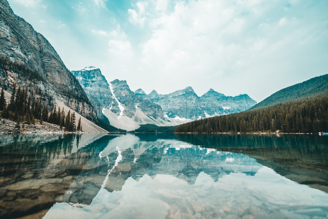 Lac Moraine et sommets enneigés des Rocheuses canadiennes en Alberta