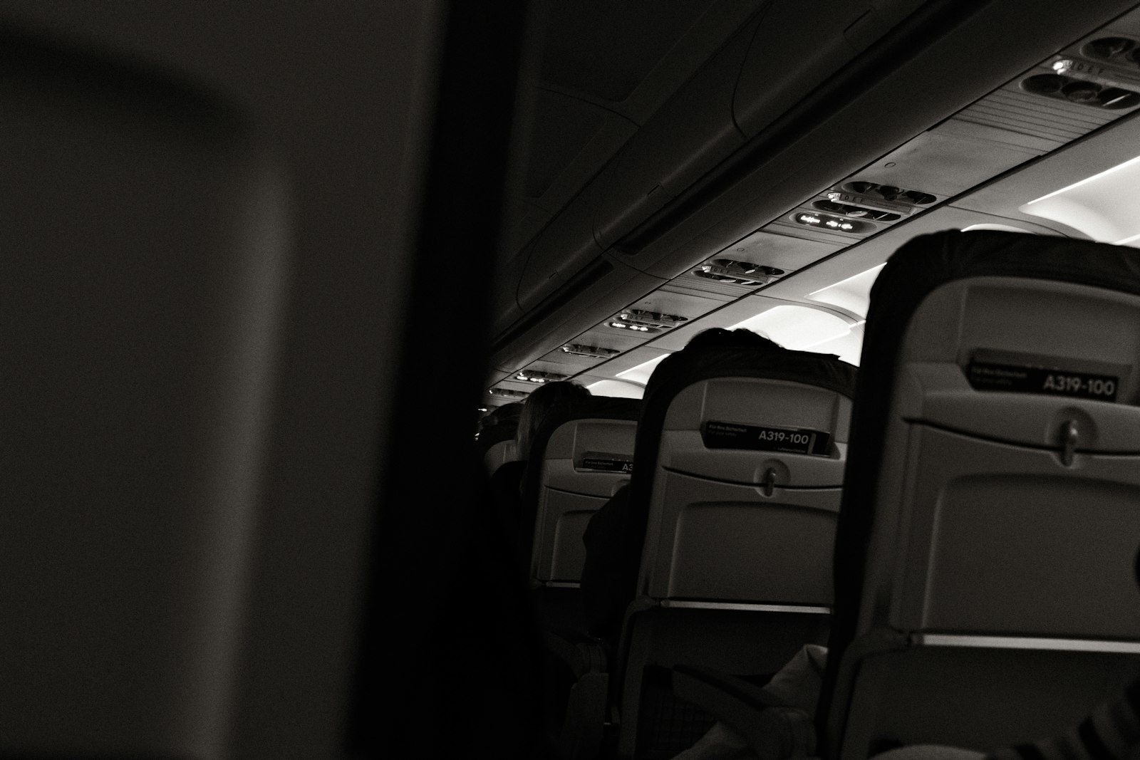 Passagers installés dans la cabine d'un avion, illustrant le confort en classe économique