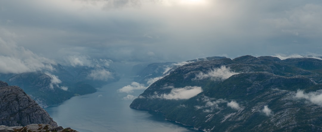 Lac de montagne entouré de sommets en Norvège, vu depuis un point de vue en hauteur