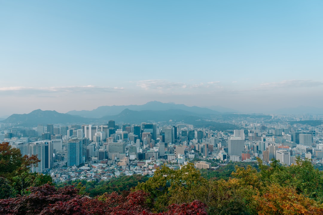 Vue panoramique de Séoul en automne avec les montagnes en arrière-plan