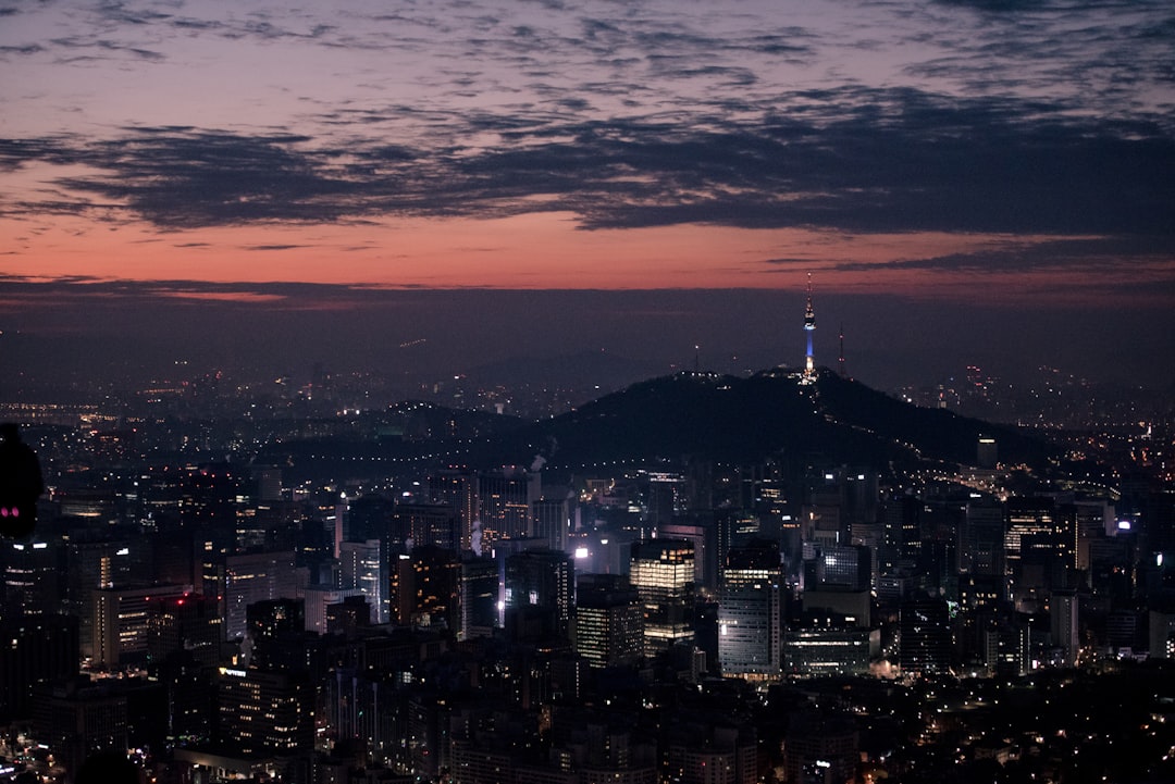 Panorama nocturne du skyline de Séoul, Corée du Sud, avec les tours illuminées reflétées dans le Han