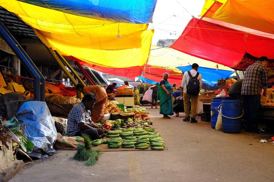 Marché en plein air à Cotonou, Bénin — étals colorés et foule animée