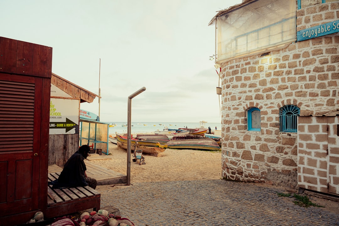 Pirogues de pêcheurs sur la plage de l'Atlantique, côte béninoise près de Ouidah