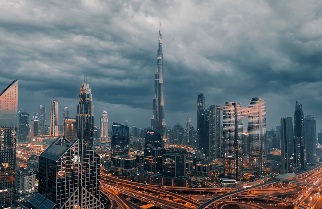 Vue du centre-ville de Dubaï depuis Downtown, avec la skyline et le Burj Khalifa en arrière-plan