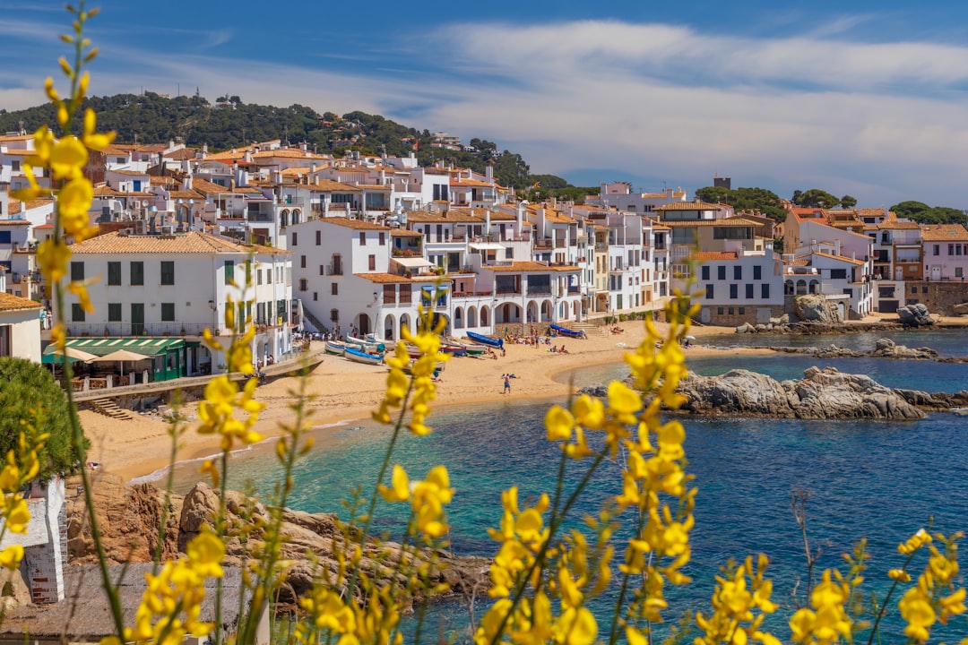 Village côtier de Palafrugell en Catalogne, criques et toits typiques espagnols