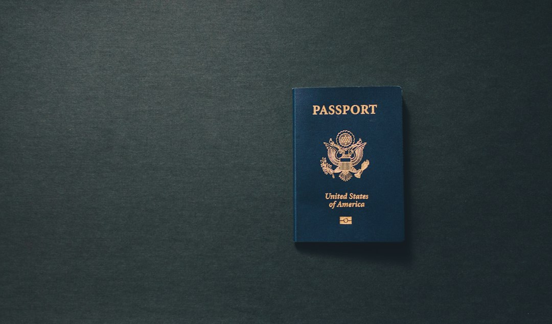 Passeport américain posé sur un bureau, préparation des démarches administratives avant un voyage aux États-Unis
