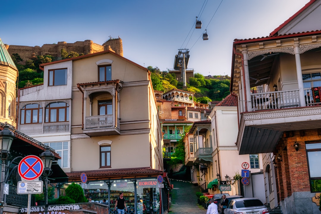 Vieille ville de Tbilissi avec ses balcons en bois sculptés et ses ruelles sinueuses en automne