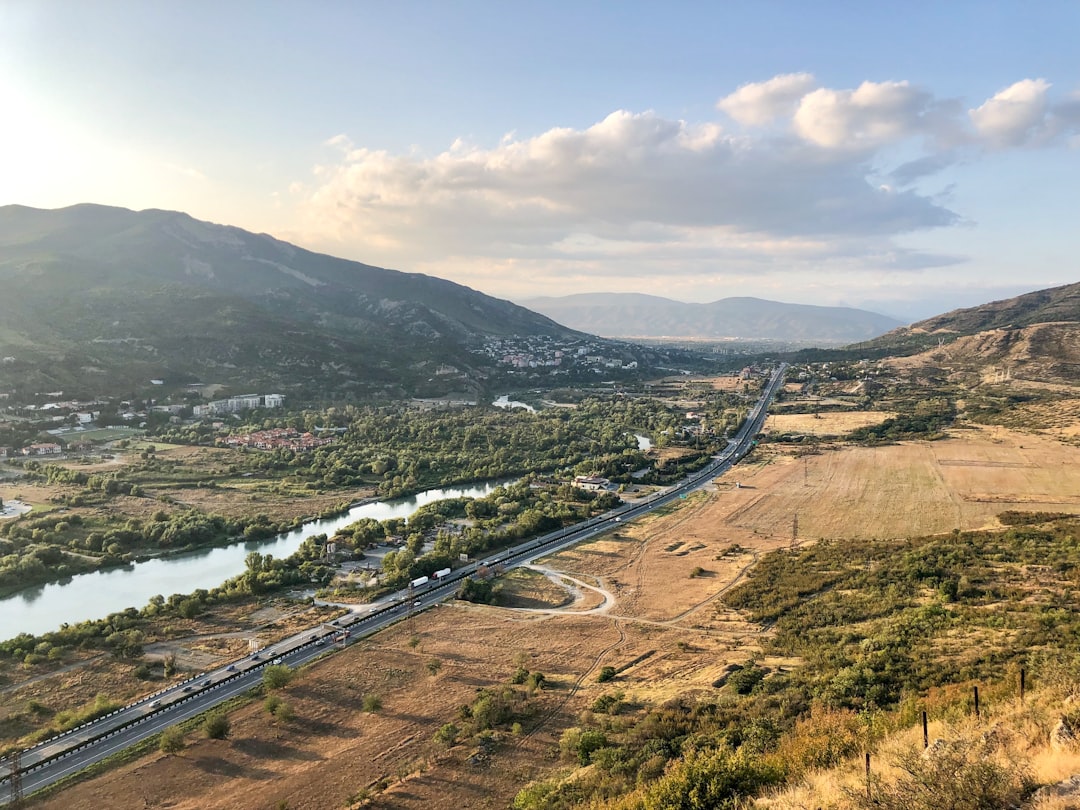Vue depuis le monastère de Jvari sur la confluence de la Mtkvari et de l'Aragvi, Géorgie
