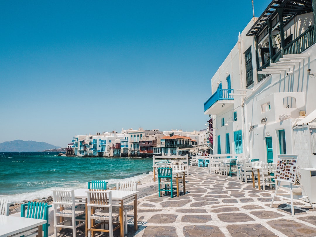 Maisons blanches et bleues du quartier de la Petite Venise à Mykonos, en Grèce