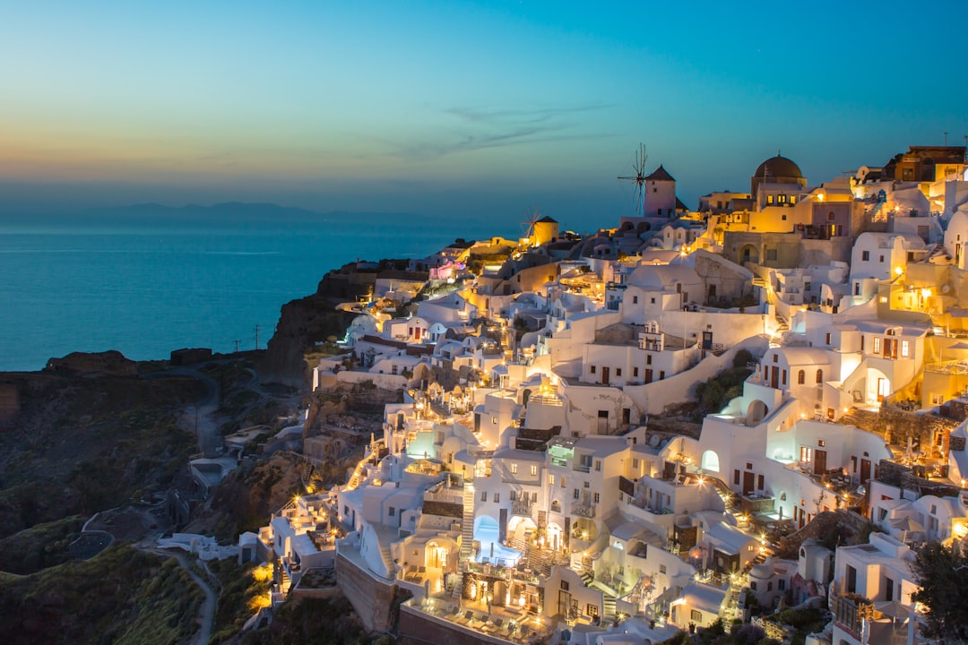 Village blanc et bleu de Oia à Santorin, en Grèce, au coucher du soleil