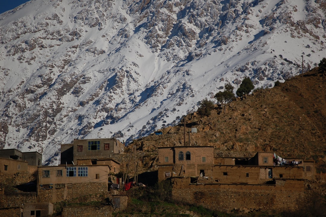 Village berbère dans le Haut-Atlas marocain, entouré de montagnes arides et de terrasses cultivées