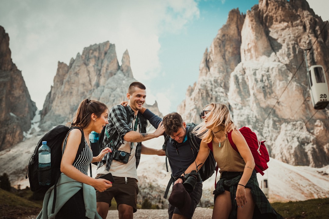 Groupe de voyageurs partageant un moment convivial en montagne, symbole des rencontres en hostel
