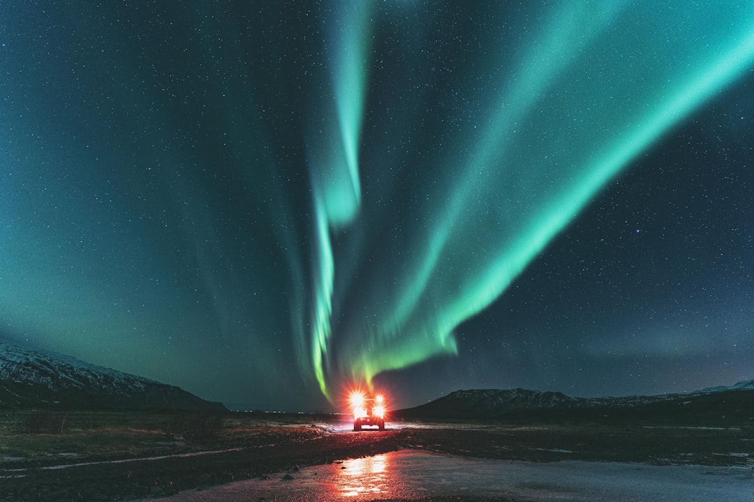 Aurores boréales vertes illuminant le ciel nocturne en Islande, paysage de lande automnale