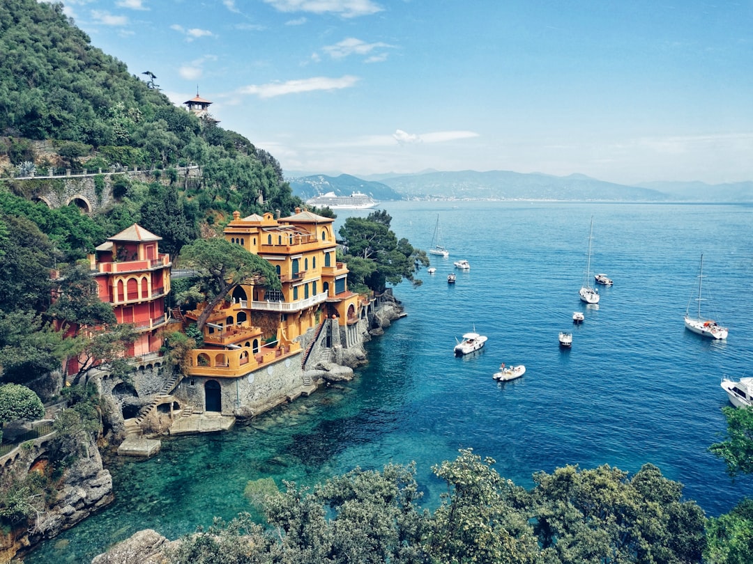 Falaises et eaux turquoise de Portofino sur la côte italienne