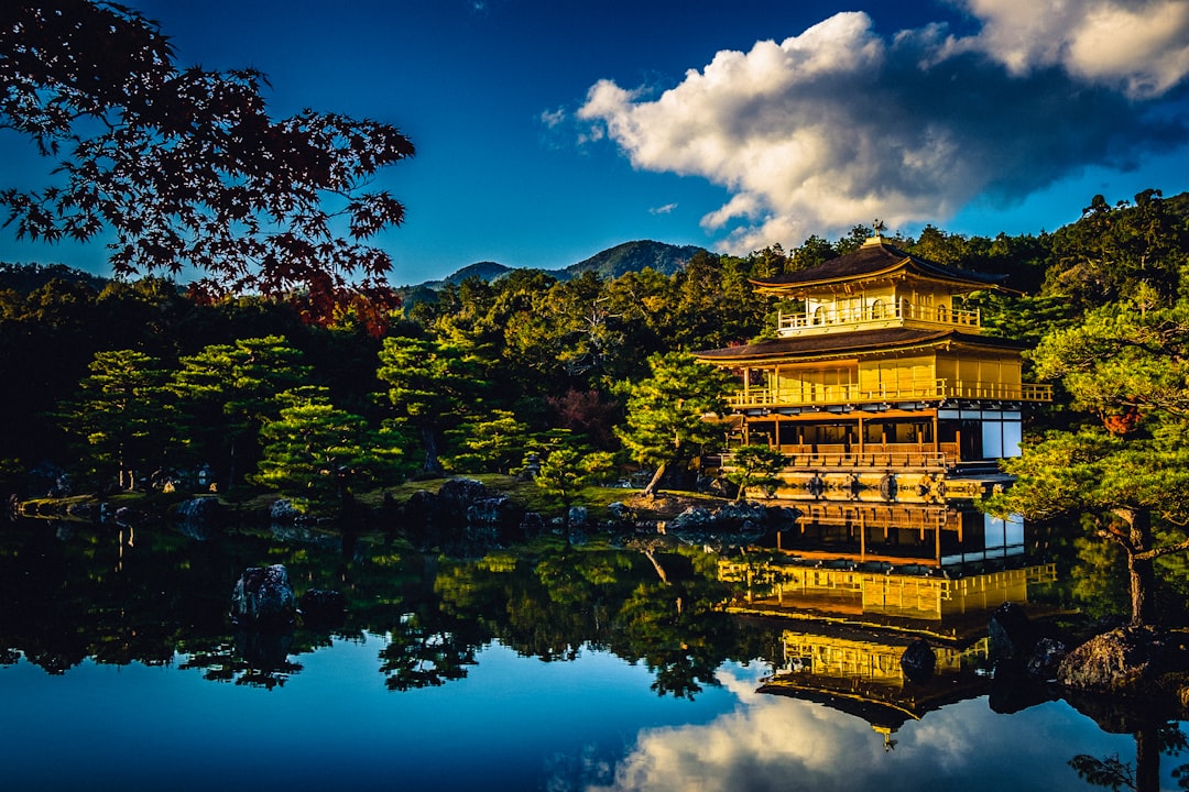 Pagode japonaise au bord de l'eau, Kyoto