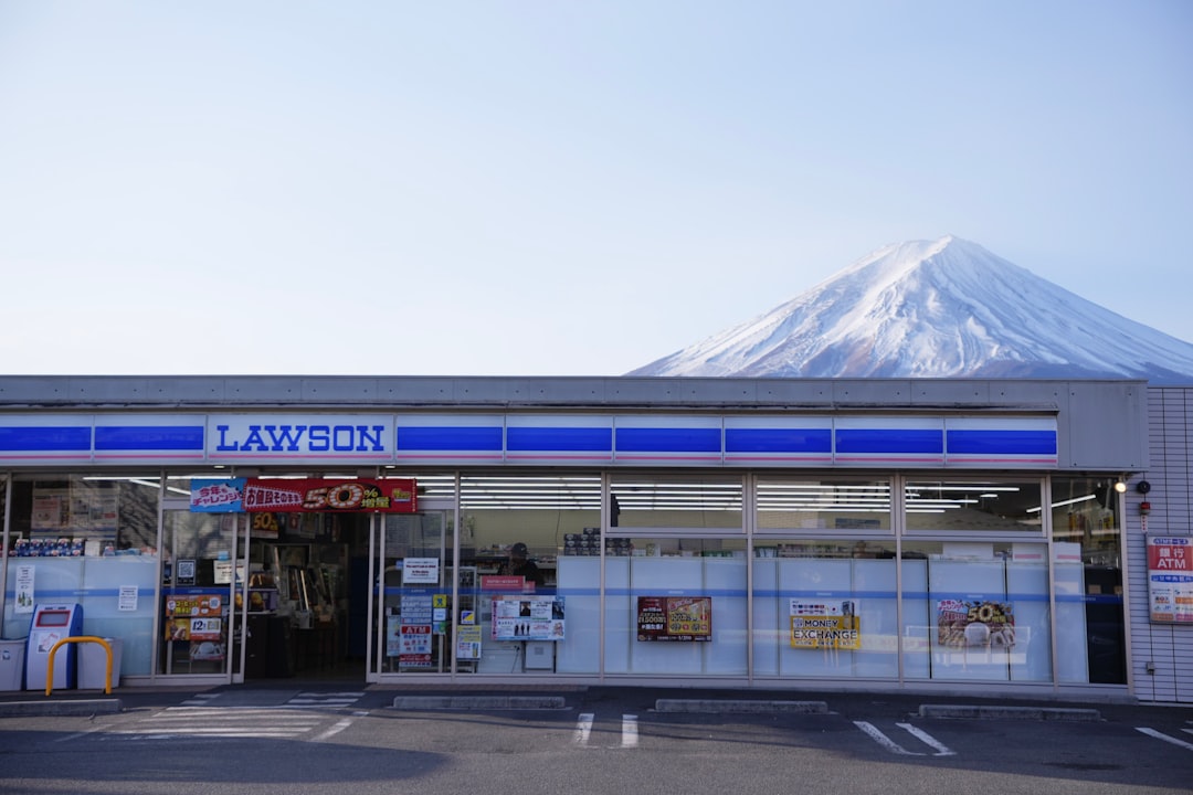 Konbini Lawson au Japon avec le mont Fuji en arrière-plan, où l'on peut retirer des yens au distributeur