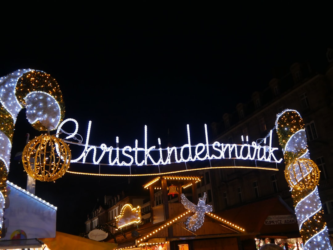 Marché de Noël illuminé à Strasbourg, chalets en bois et décorations de saison