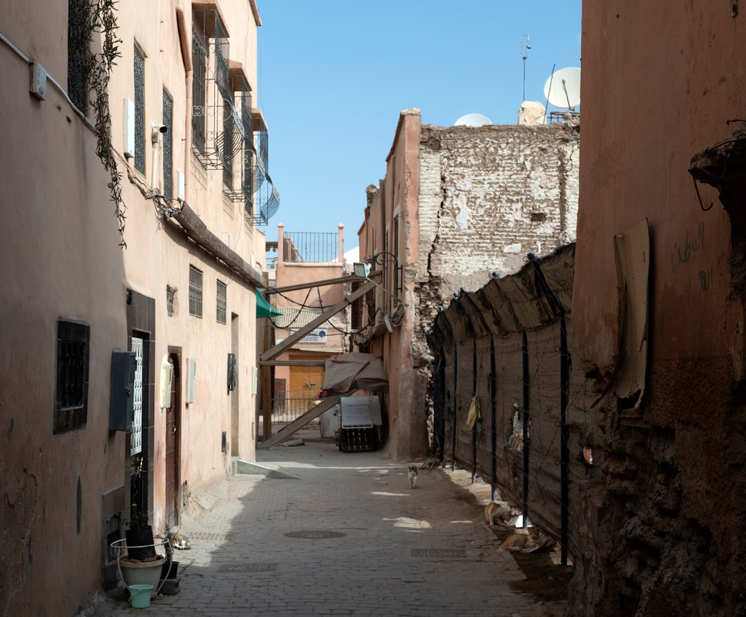 Ruelle étroite d'une médina marocaine bordée de bâtiments anciens