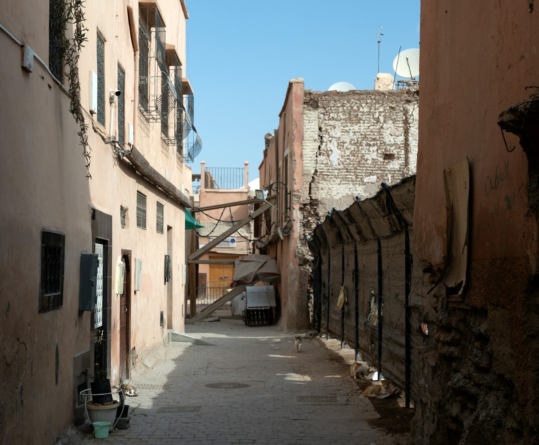 Ruelle étroite bordée de bâtiments anciens dans une médina marocaine