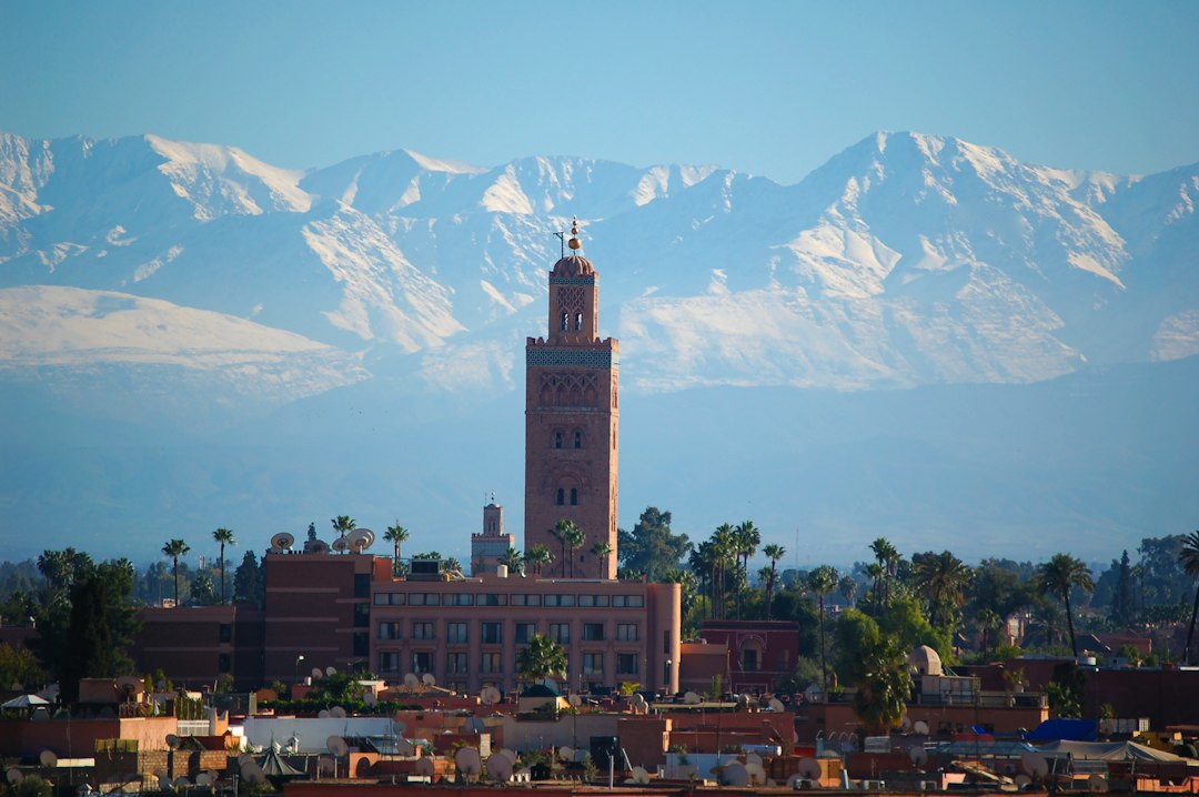 Vue de la médina de Marrakech avec ses ruelles et façades ocre sous le soleil d'hiver