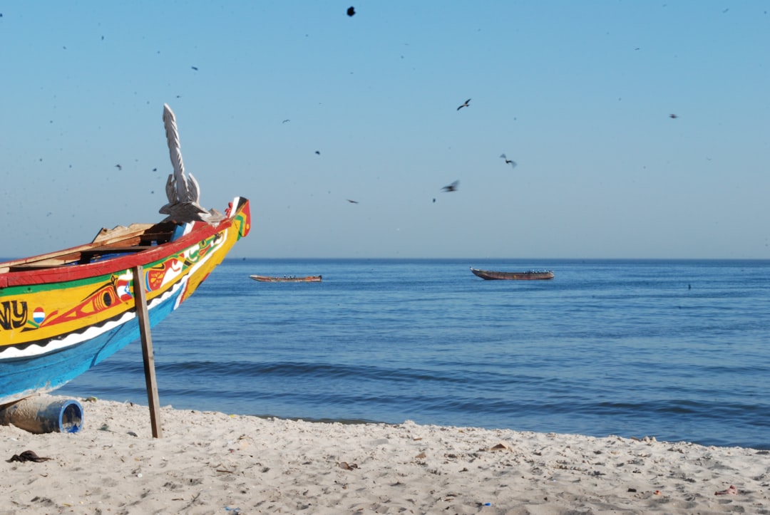 Pirogue de pêche colorée échouée sur la plage de sable, Sénégal