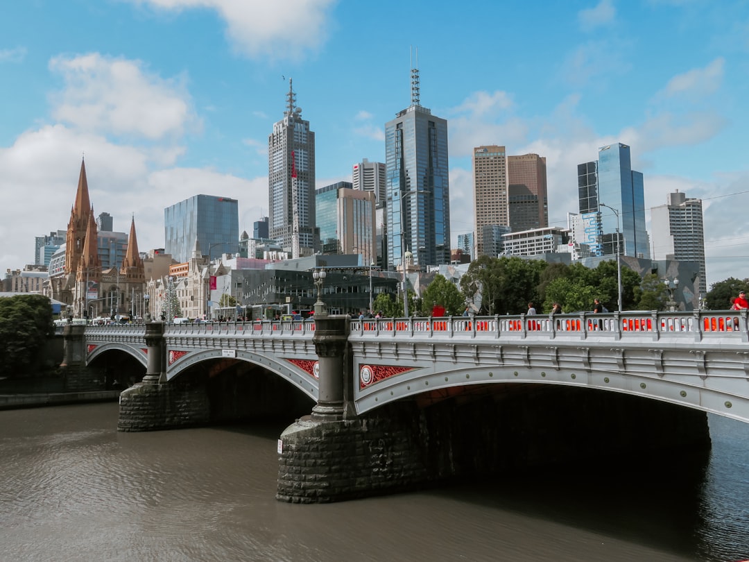 Skyline de Melbourne depuis les bords de la Yarra River, vue panoramique sur les gratte-ciels de la ville