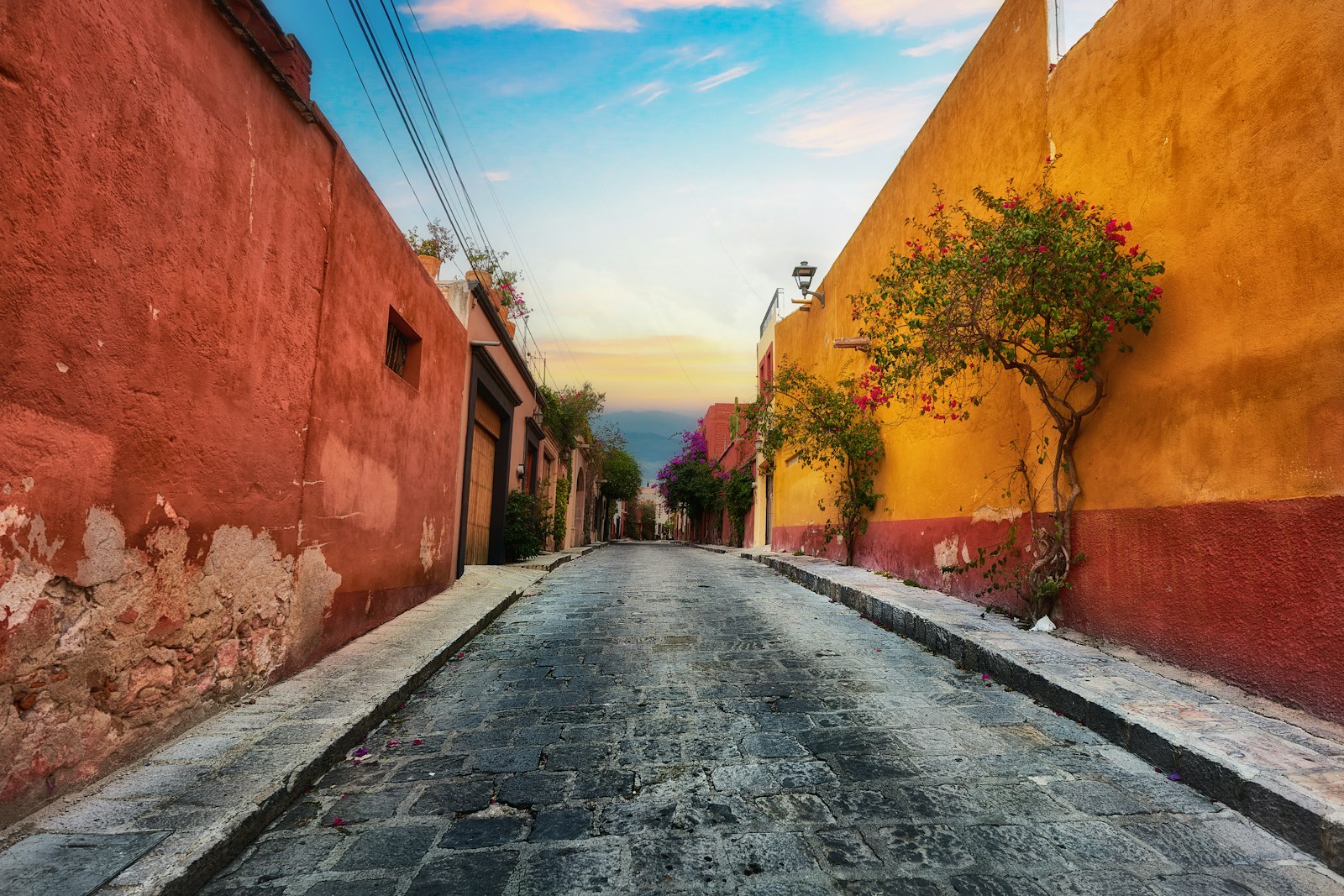 Rue colorée dans une ville mexicaine, façades traditionnelles