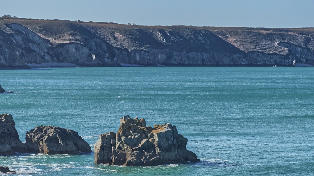 Les falaises du Cap Fréhel sur la côte d'Émeraude en Bretagne, battues par la mer