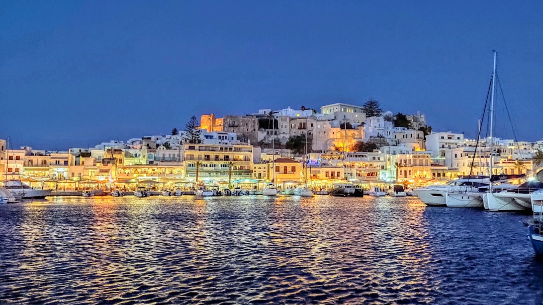 La ville de Naxos vue depuis le port en soirée, dans les Cyclades
