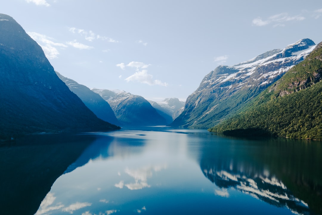 Fjord norvégien entouré de montagnes, paysage traversé lors d'un road trip en Norvège