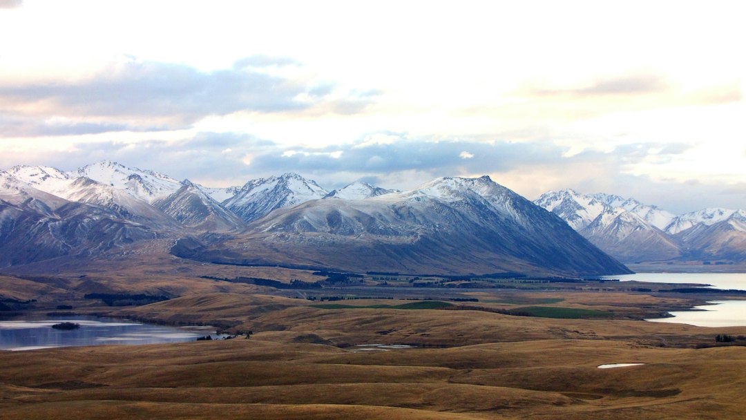 Sommet du Mont John surplombant le lac Tekapo, en Nouvelle-Zélande