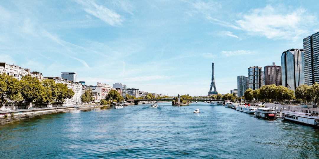 La Tour Eiffel et les berges de la Seine en été, Paris