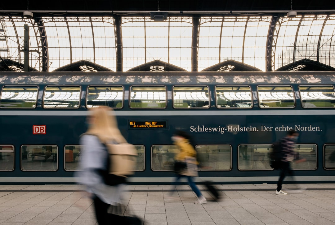 Voyageurs sur le quai d'une gare européenne devant un train, en gare centrale de Hambourg