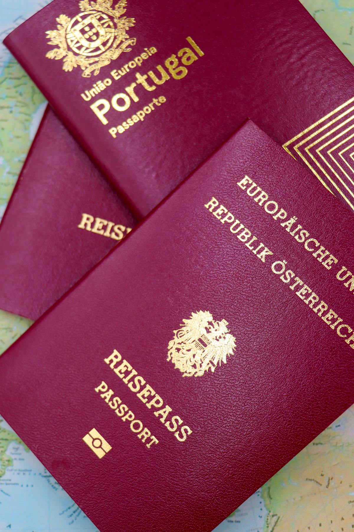 Passeports européens sur fond de carte du monde - voyage sans visa