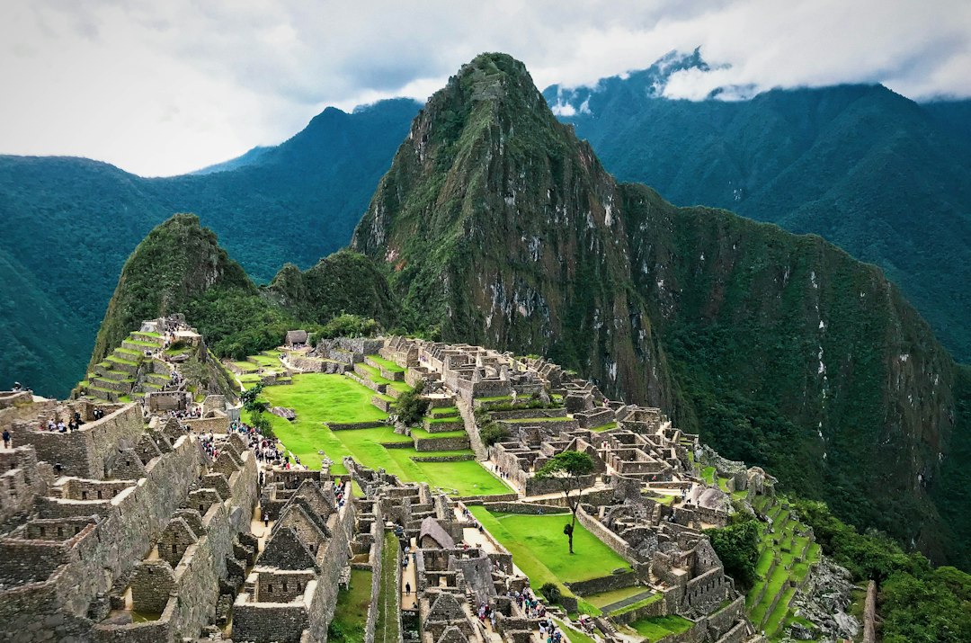Les ruines de pierre du Machu Picchu au milieu des montagnes verdoyantes, près de Cusco au Pérou