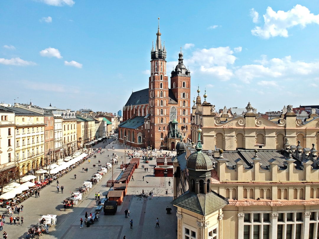 Place centrale de la vieille ville de Cracovie avec sa tour horloge, en Pologne
