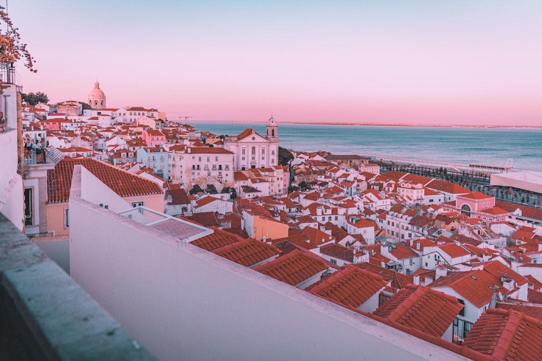 Vue aérienne de Lisbonne et de ses toits en bord de côte, au Portugal