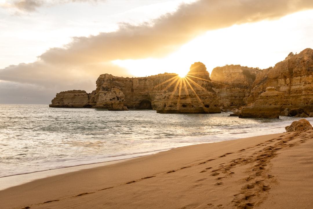 Falaises et criques de l'Algarve au Portugal, littoral découpé typique de Praia da Marinha