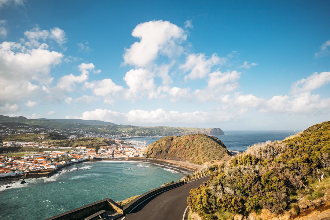 Route sinueuse longeant une petite ville côtière portugaise en bord de baie
