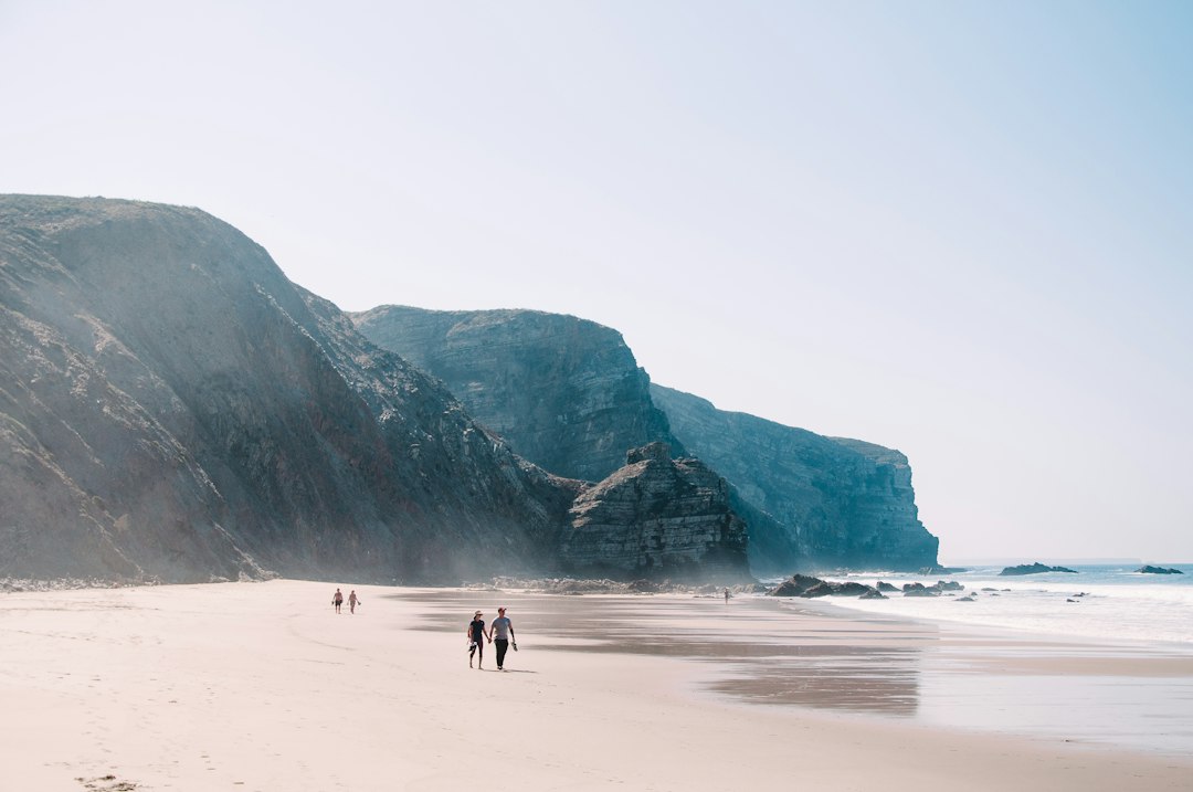 La plage de Praia da Arrifana sur la côte de l'Algarve, au Portugal, bordée de falaises
